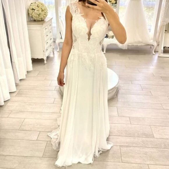 Wedding dress - Picture 1 of 4